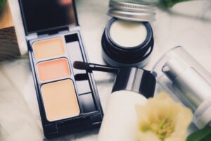 クレーターニキビ跡を化粧で隠す方法