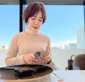 ダウンライトの店では、照明が当たらない隅っこの席へ